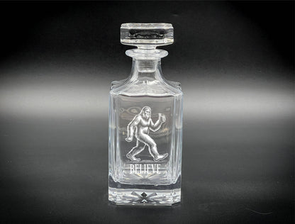 Adirondack Etching LLC - Bigfoot Believe - Decantador de whisky de 750 ml grabado