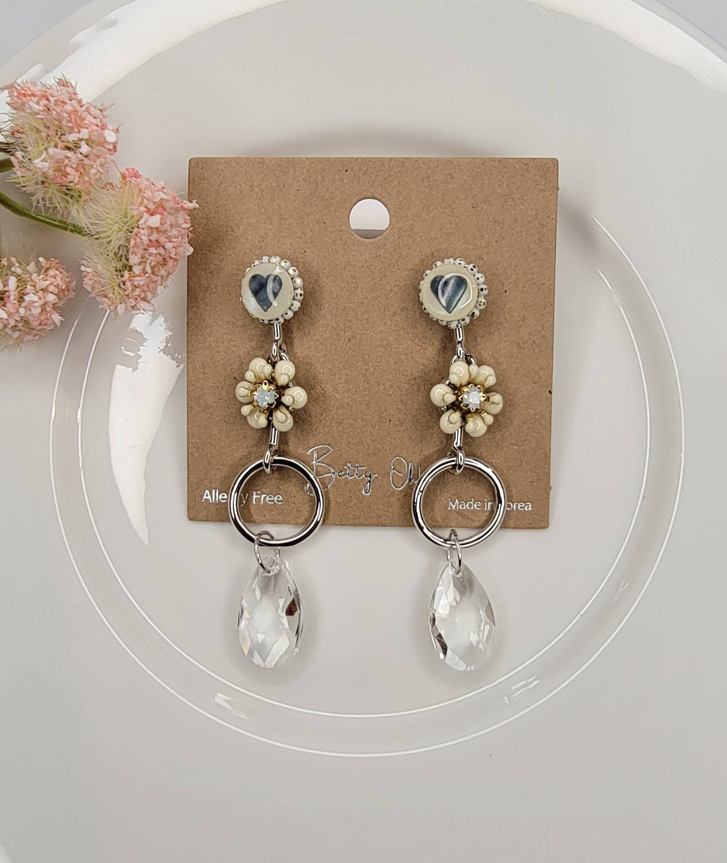 DANGLE EARRINGS.