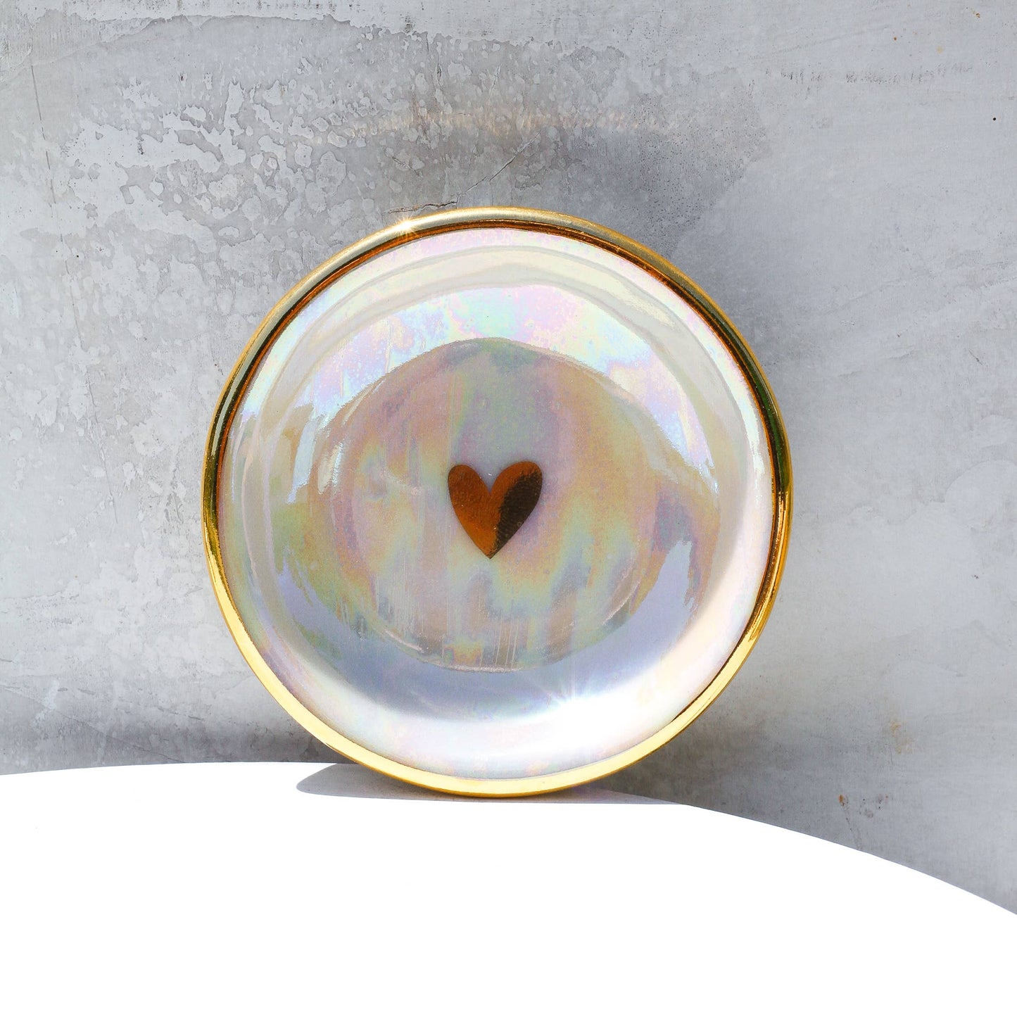 Cerámica Apricity - Plato para anillos con forma de corazón iridiscente | Cerámica hecha a mano con oro