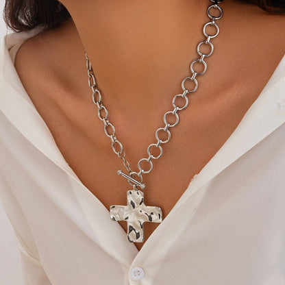 JOSSLYN de wall to wall - COLLAR DE CRUZ MARTILLATEADA CON CIERRE FRONTAL | 40NK9474