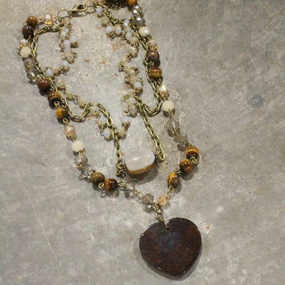 Collar de corazón de piedra marrón con triple capa de amor
